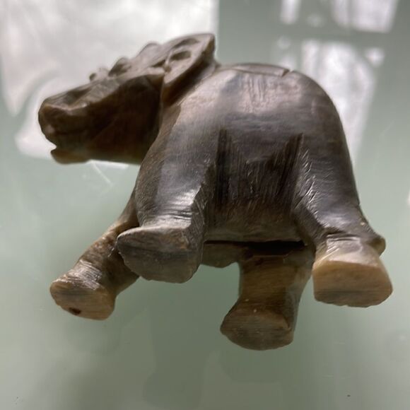 Marble elephant figurine see pictures for the size solid marble heavy for size - Picture 6 of 8